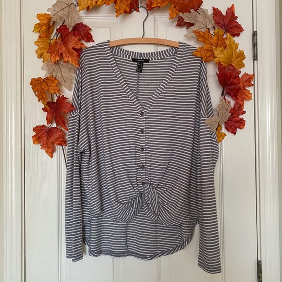 Forever 21 Tops - CCO 🌟 Forever 21 Grey Striped Long Sleeve Button Top